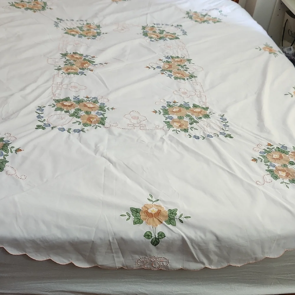 Vintage Handmade Cotton Embroidered Applique Floral Tablecloth Oblong 68